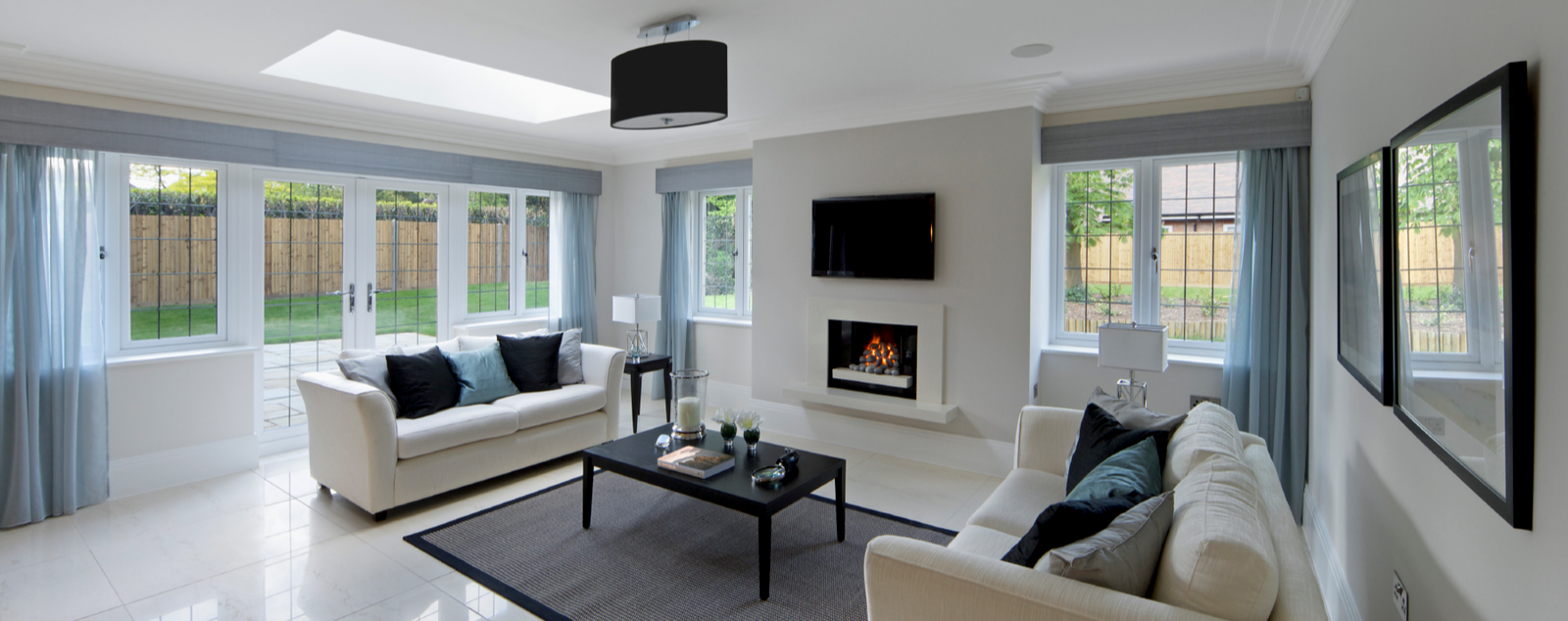 Blick in ein modern ausgestattetes Wohnzimmer