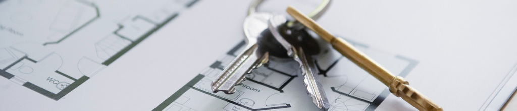 Ein Schlüsselbund auf einer Bauzeichnung.